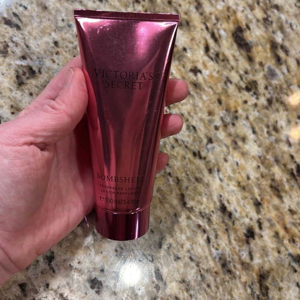 Victoria Secrets Bombshell lotion - Picture 4 of 7